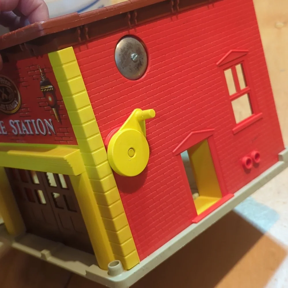 1979 VINTAGE WORKING FISHER PRICE PLAY FAMILY FIRE STATION #928 w/accessories - Picture 12 of 16